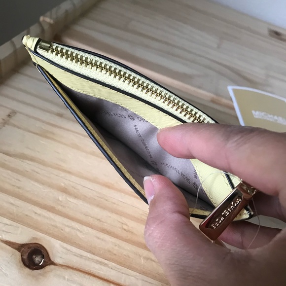 Michael Kors Card Case🎈🎈 - Picture 4 of 6